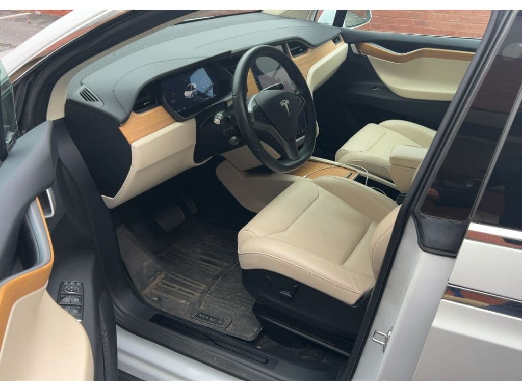 2018 Tesla Model X view 5