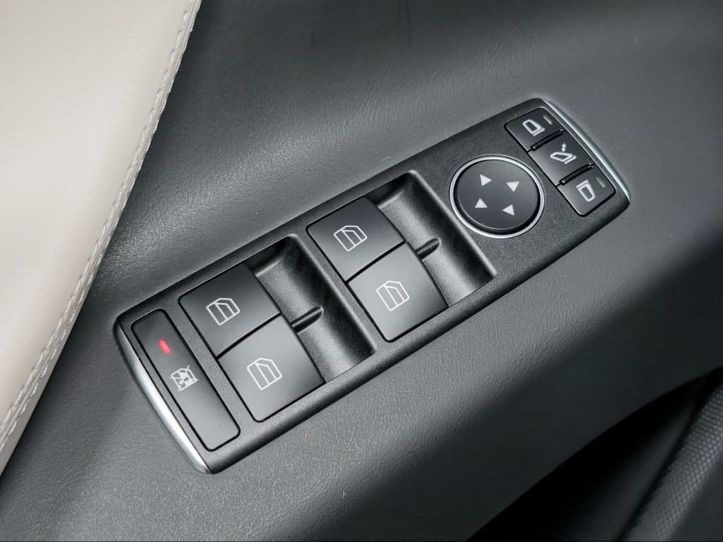 2018 Tesla Model X view 8