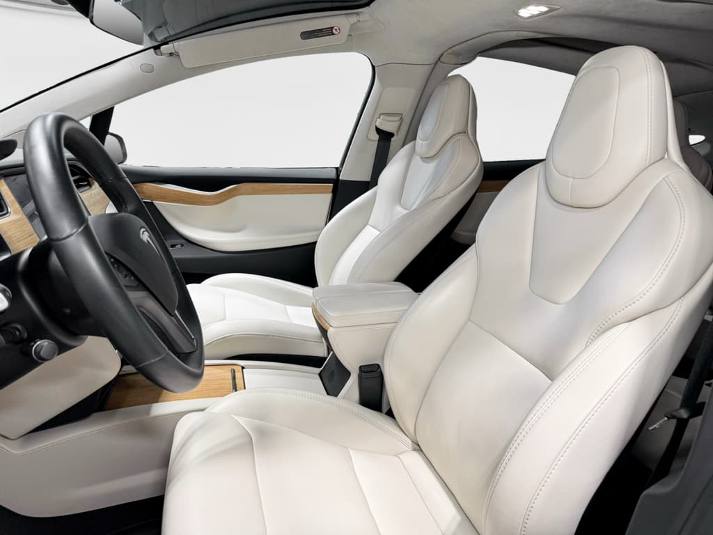 2018 Tesla Model X view 17