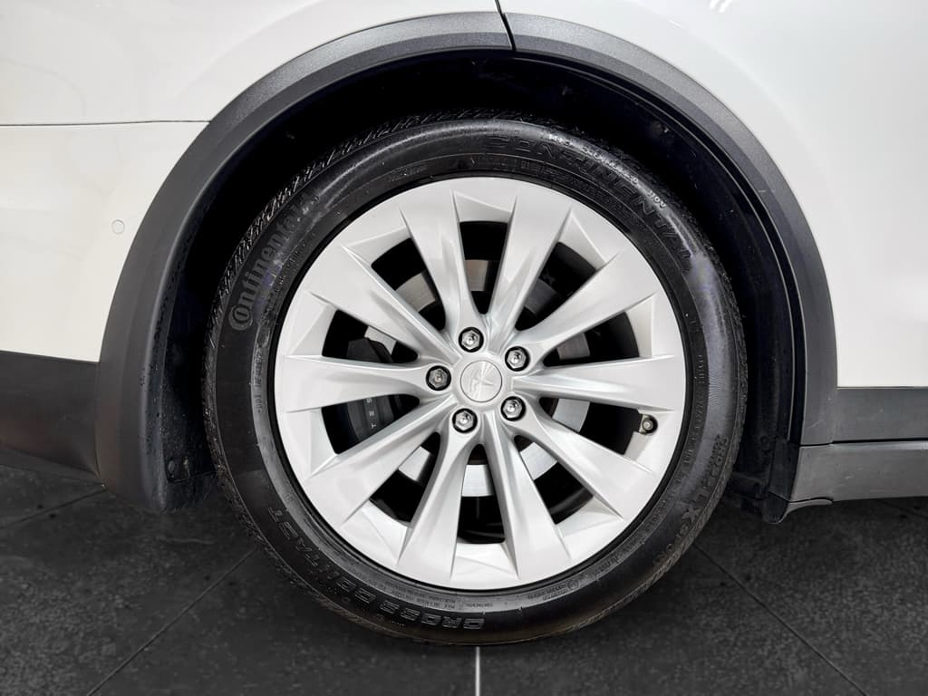 2018 Tesla Model X view 34