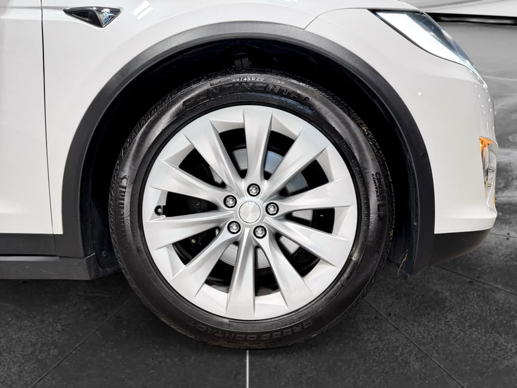 2018 Tesla Model X view 36