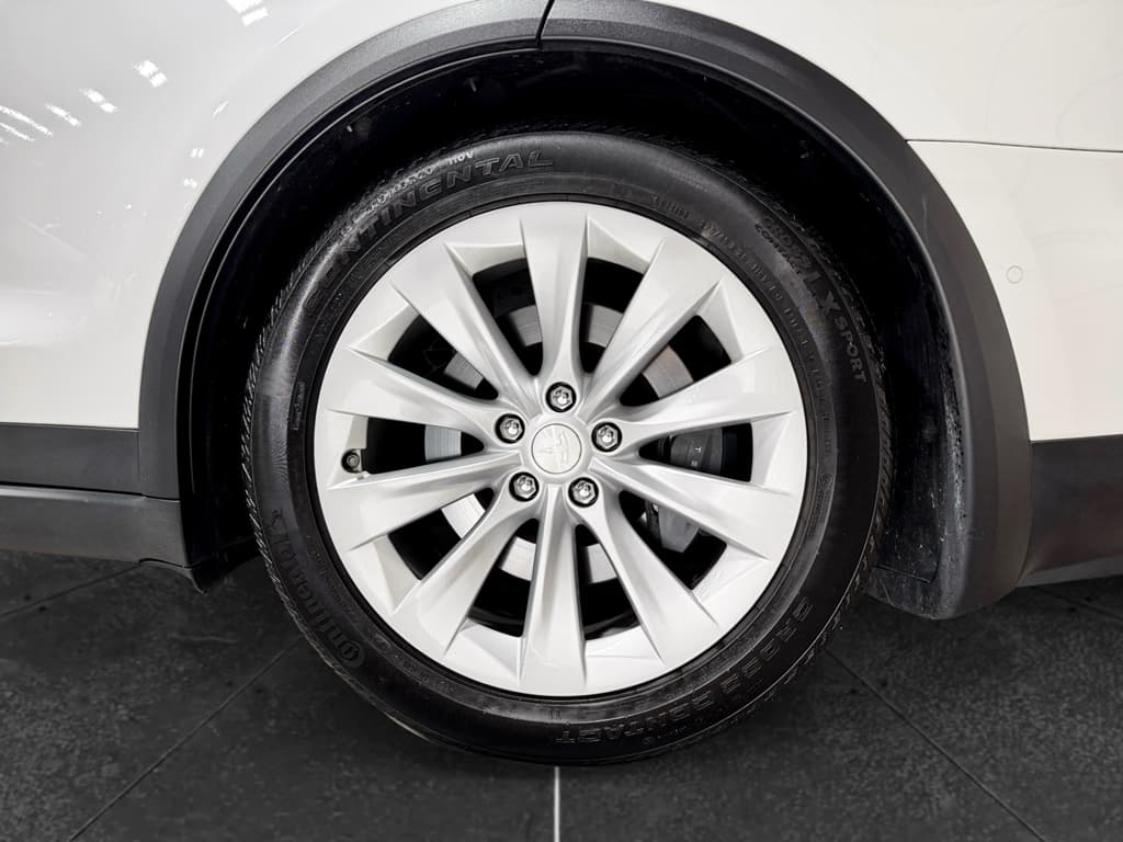 2018 Tesla Model X view 38