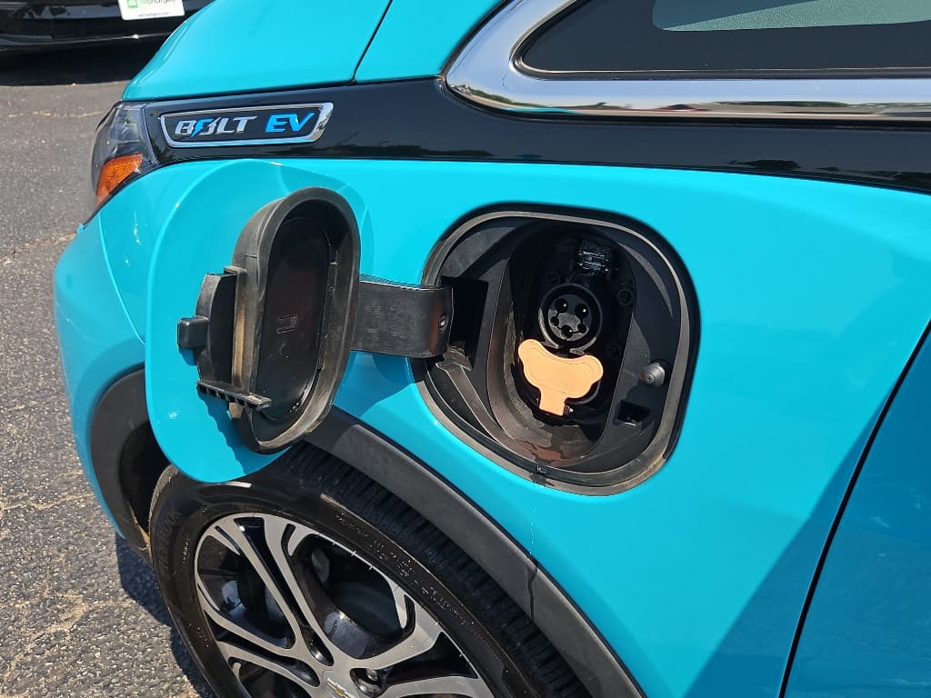 2021 Chevrolet Bolt EV view 5