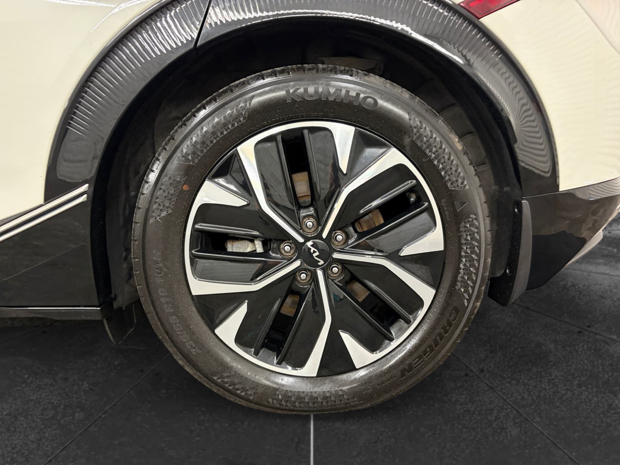 2023 Kia EV6 view 31