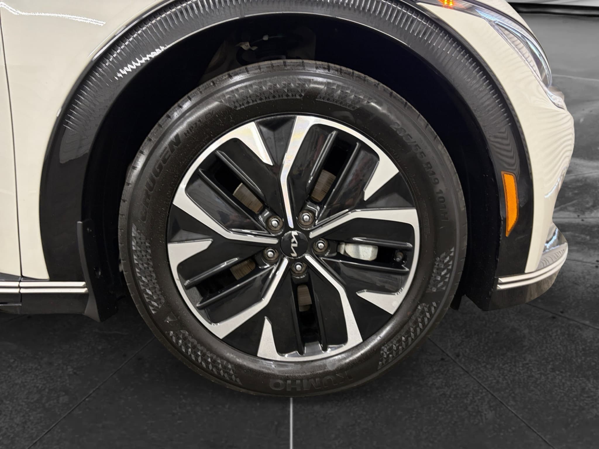 2023 Kia EV6 view 33