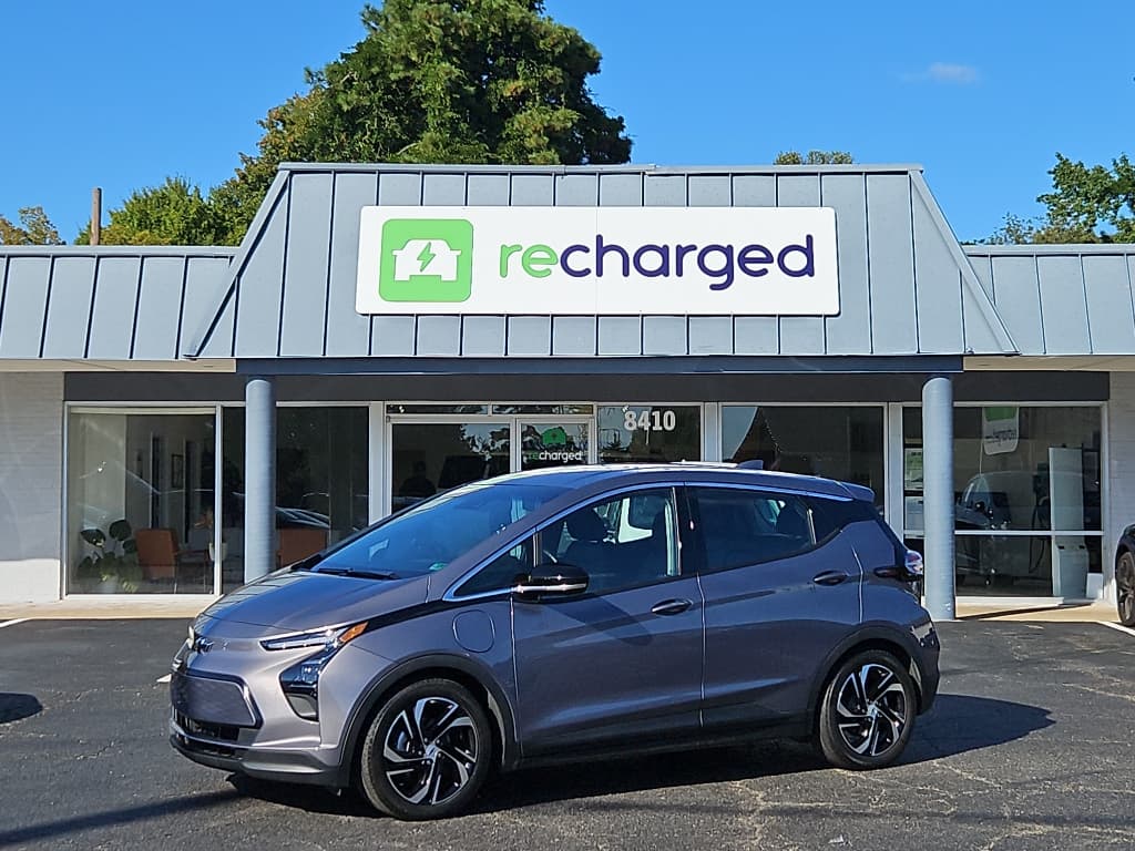 2022 Chevrolet Bolt EV view 1
