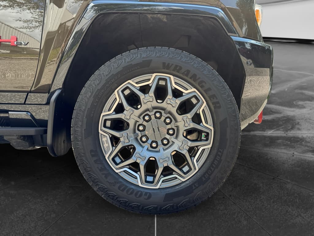 2024 GMC Hummer EV Pickup view 34
