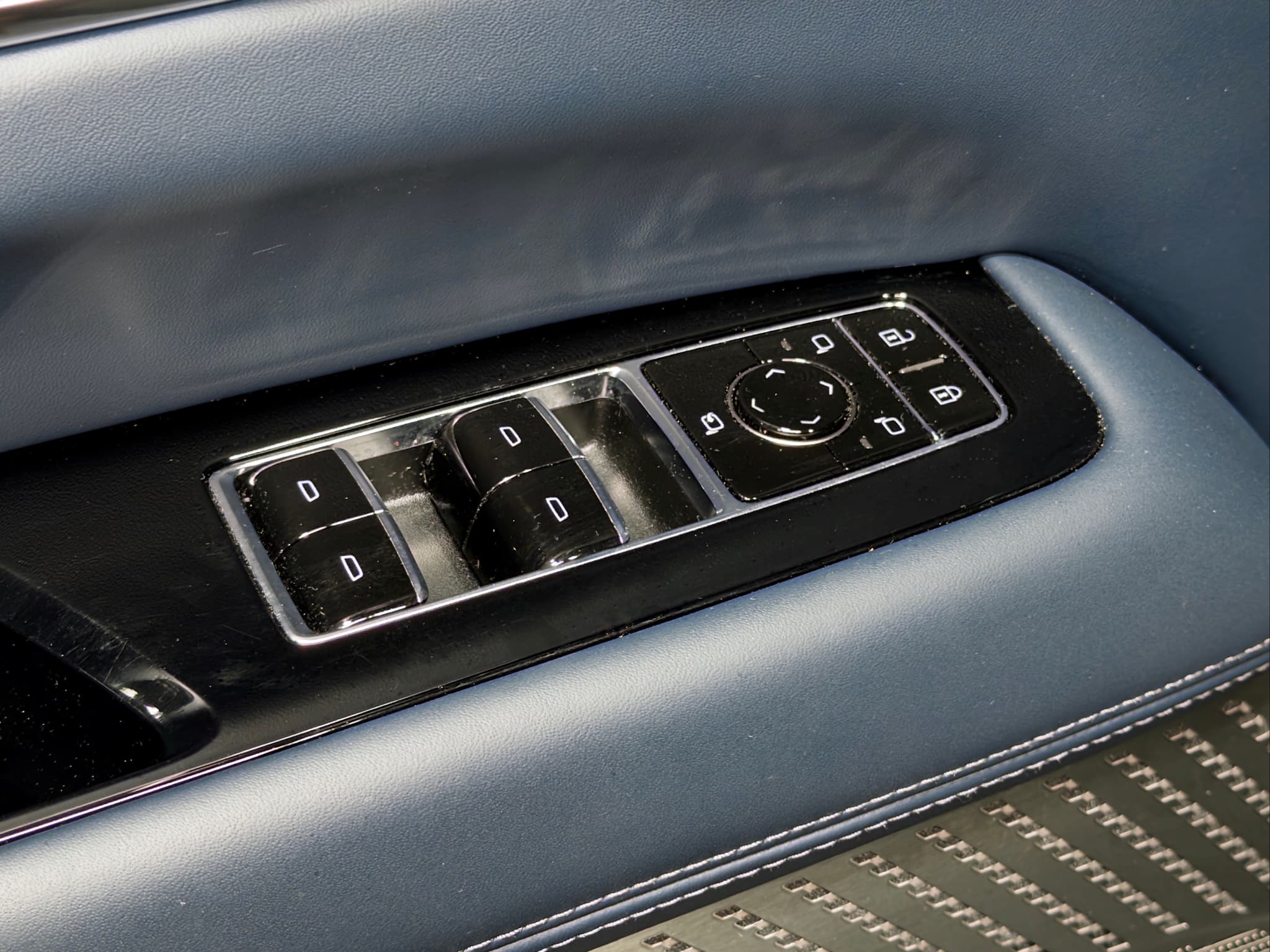 2025 Cadillac Escalade IQ view 8