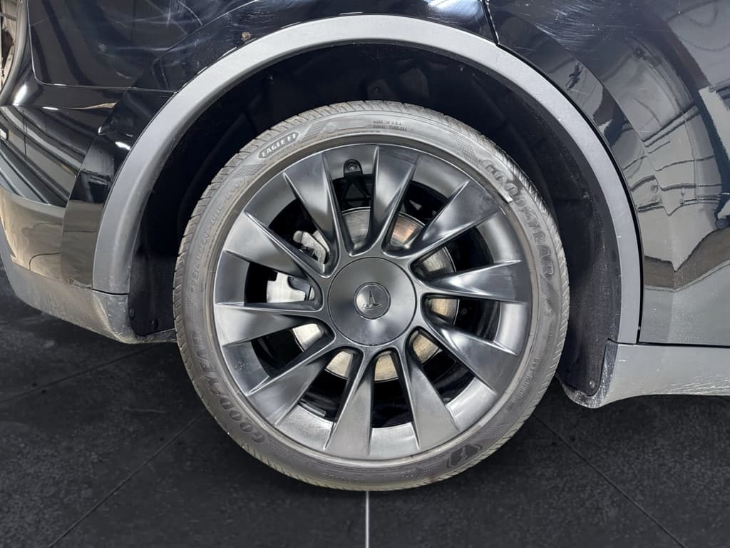 2024 Tesla Model Y view 36