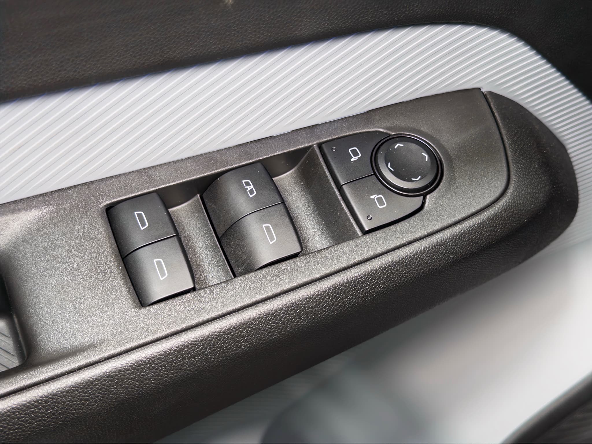 2027 Chevrolet Bolt view 8