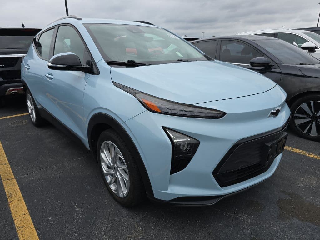2022 Chevrolet Bolt EUV view 3