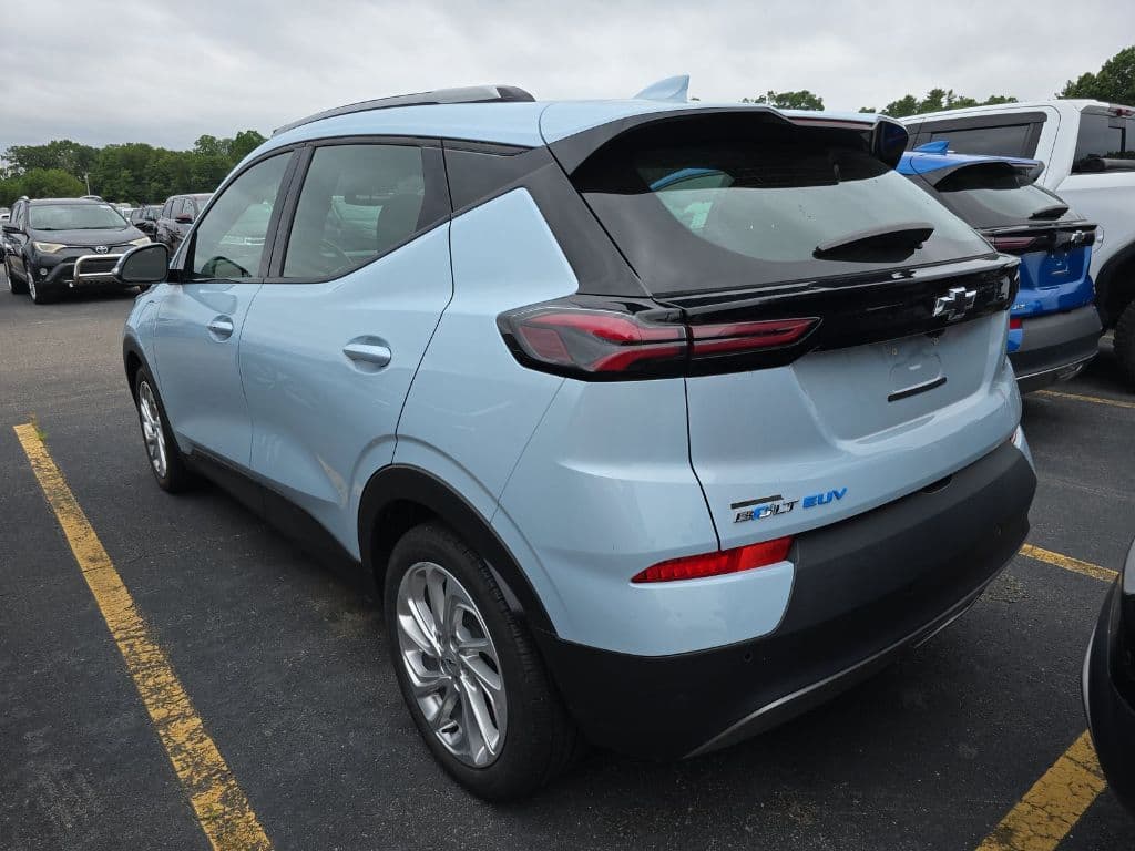 2022 Chevrolet Bolt EUV view 6