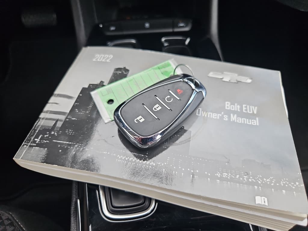 2022 Chevrolet Bolt EUV view 21