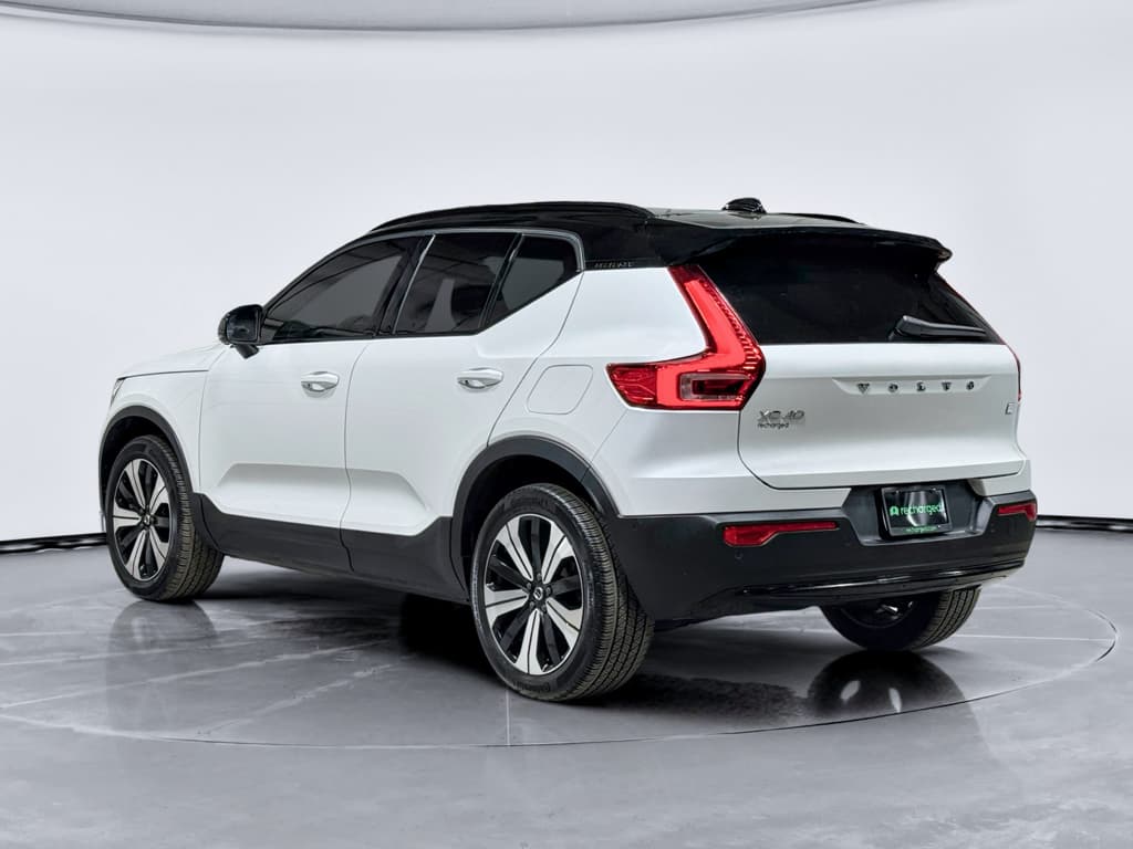 2023 Volvo XC40 view 2