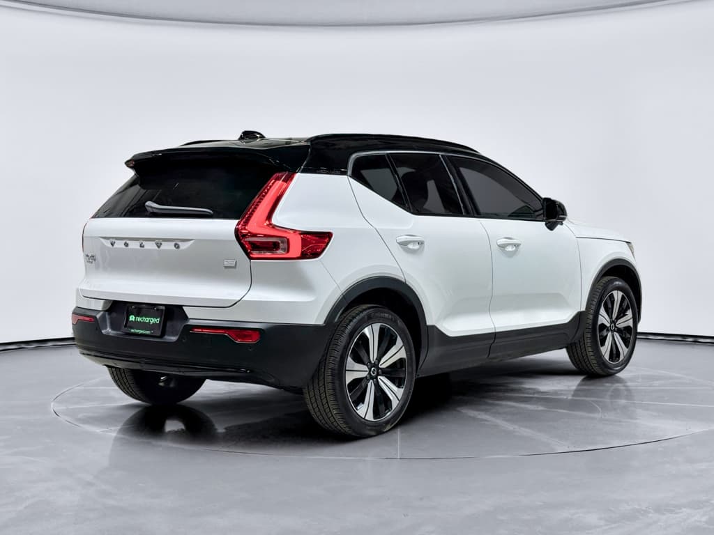 2023 Volvo XC40 view 3