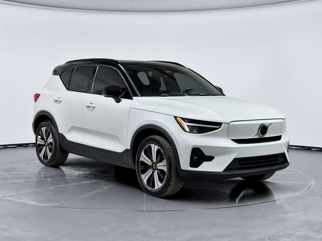 2023 Volvo XC40 view 4