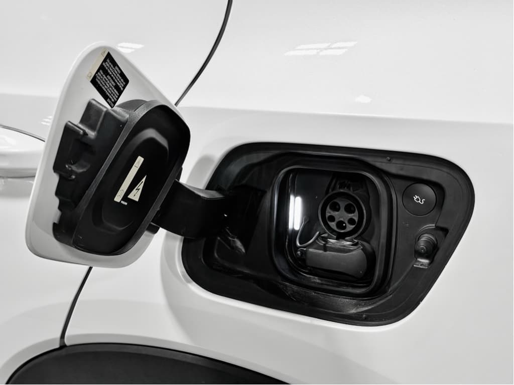 2023 Volvo XC40 view 5