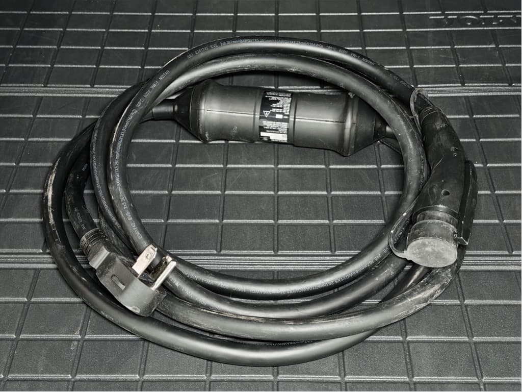 2023 Volvo XC40 view 6