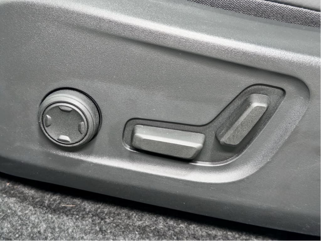 2023 Volvo XC40 view 7