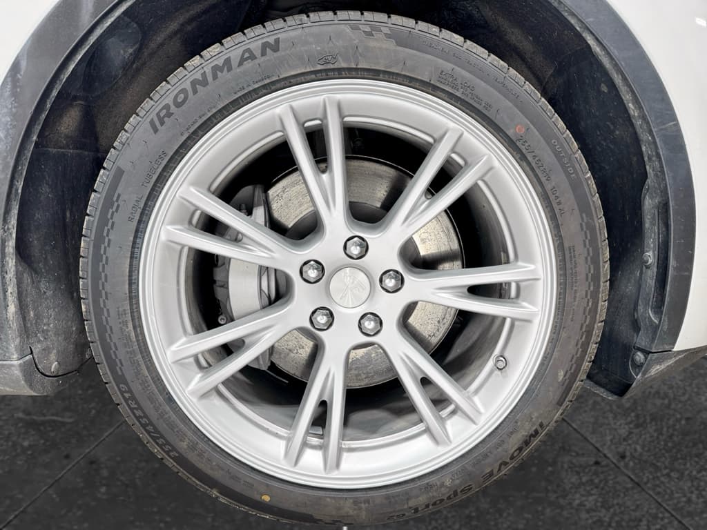 2023 Tesla Model Y view 31