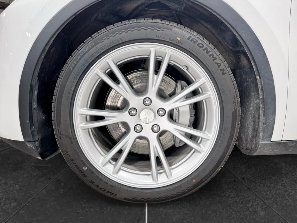 2023 Tesla Model Y view 35