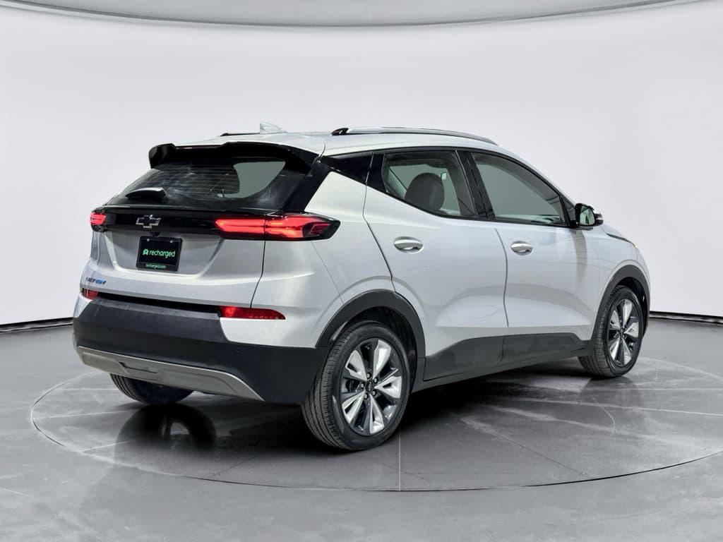 2022 Chevrolet Bolt EUV view 3