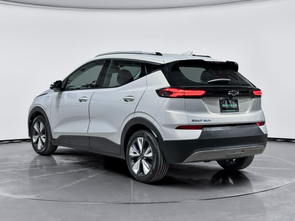 2022 Chevrolet Bolt EUV view 2