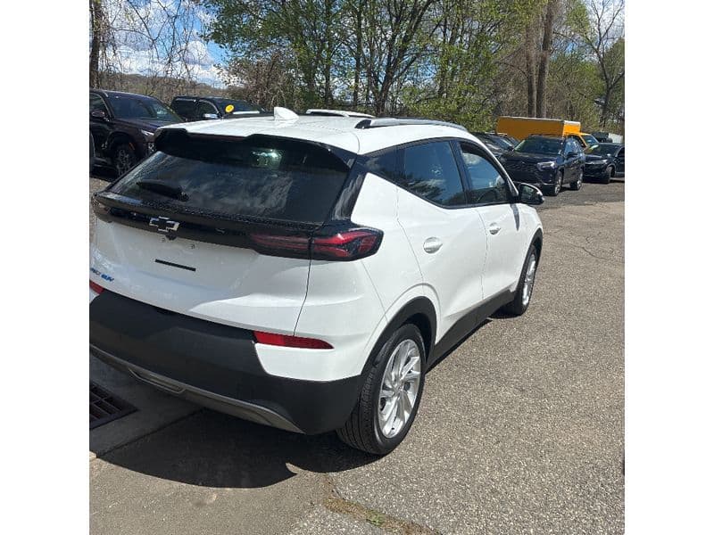2023 Chevrolet Bolt EUV view 3
