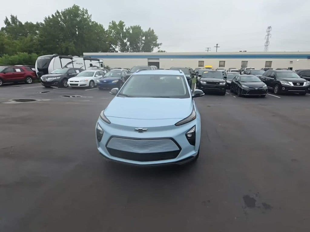 2022 Chevrolet Bolt EUV view 1