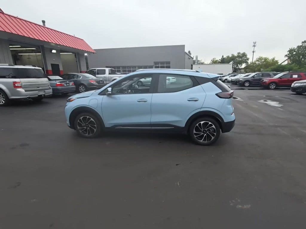 2022 Chevrolet Bolt EUV view 2