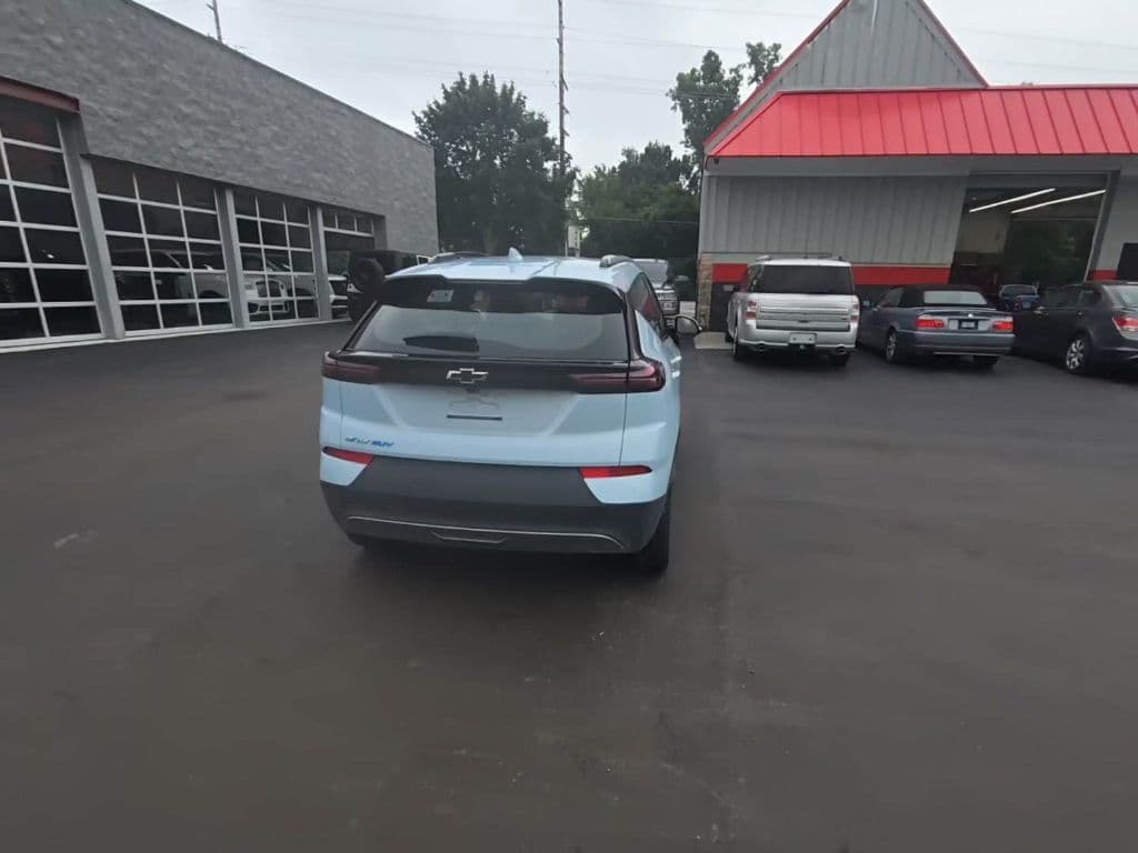 2022 Chevrolet Bolt EUV view 3