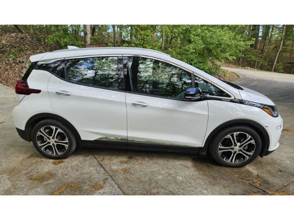 2019 Chevrolet Bolt EV view 3
