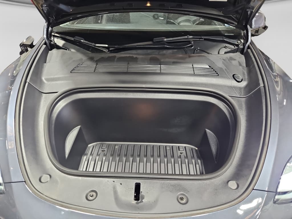 2023 Tesla Model Y view 25