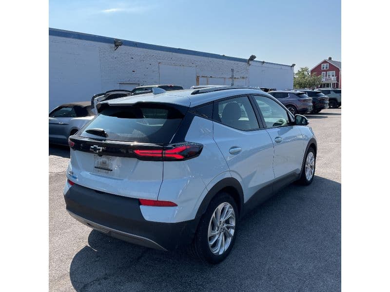 2023 Chevrolet Bolt EUV view 3