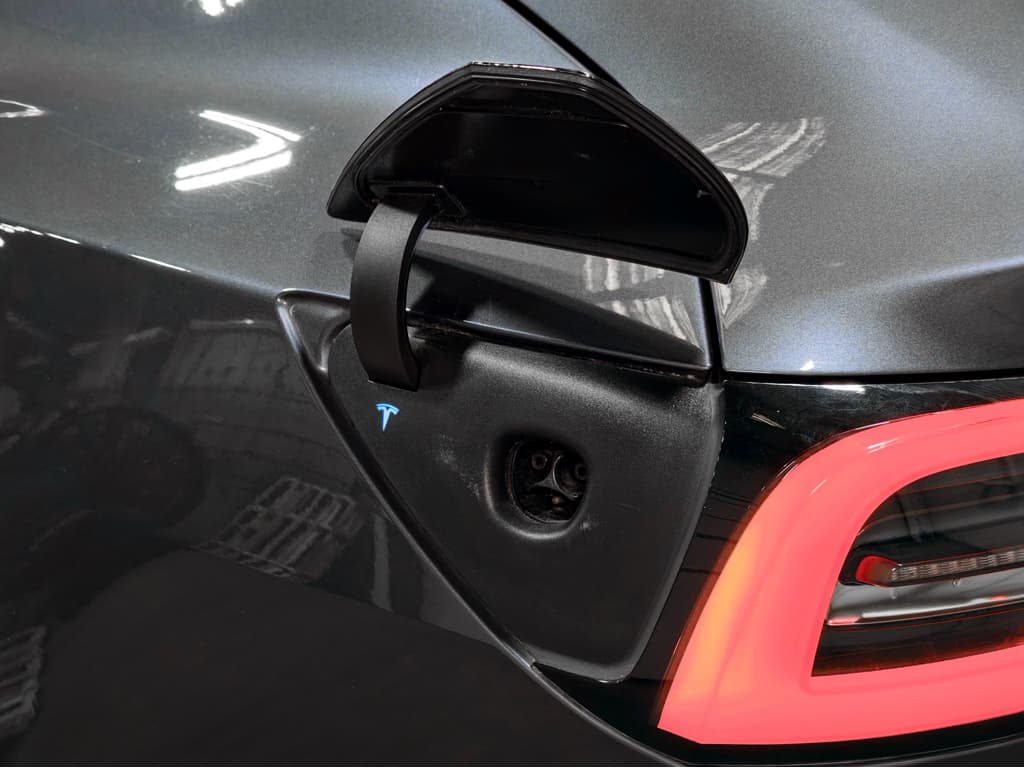 2018 Tesla Model 3 view 5