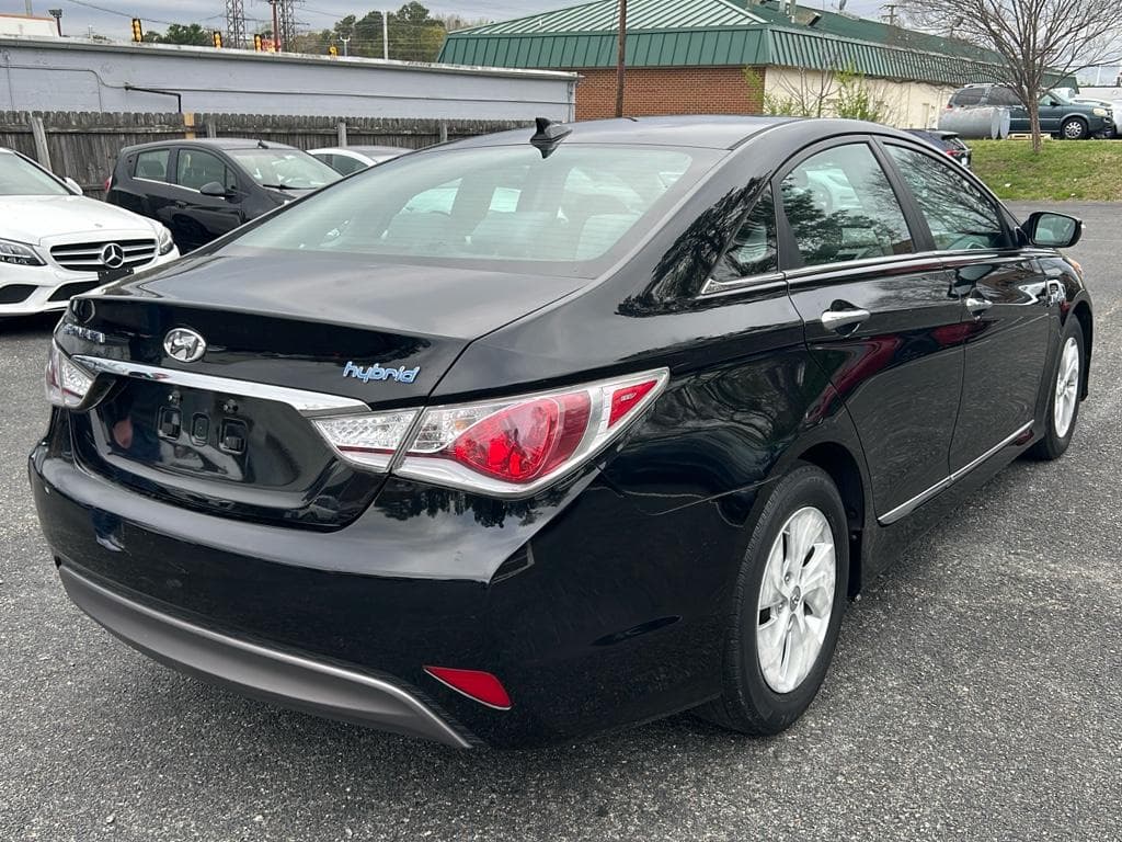 2014 Hyundai Sonata Hybrid view 3