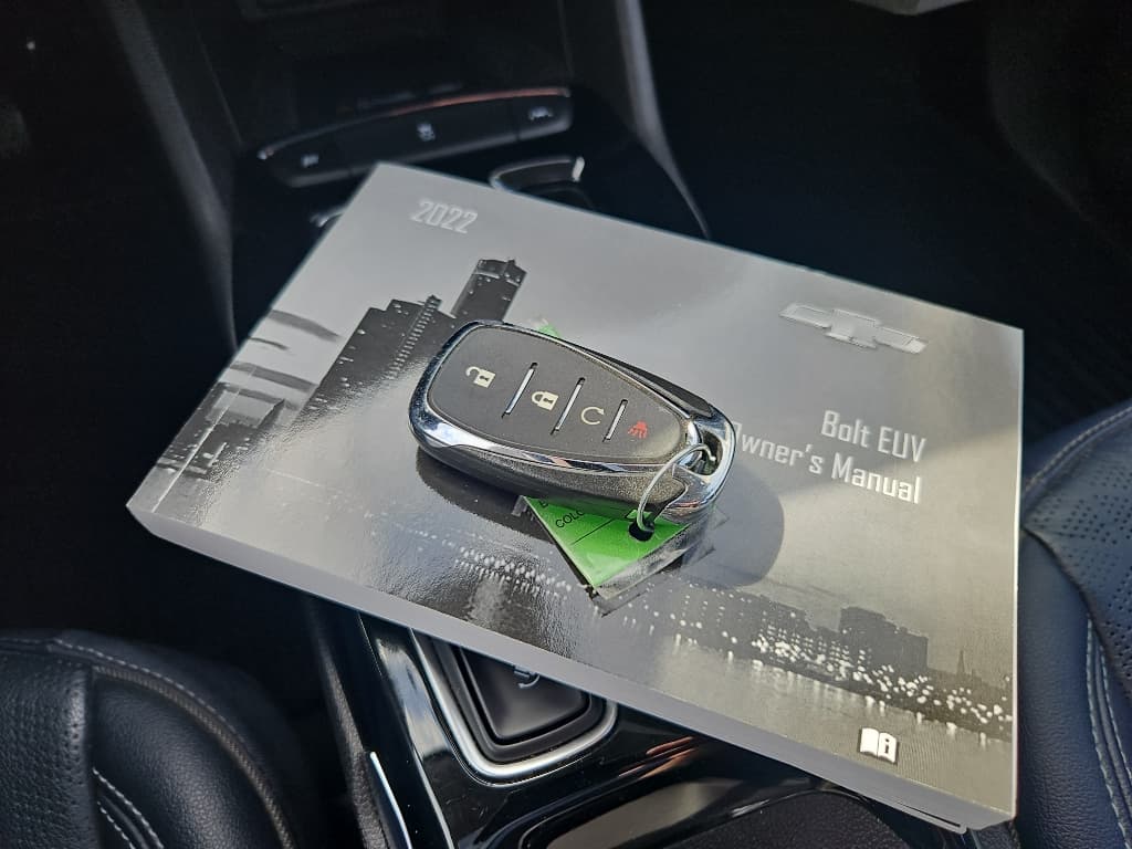 2022 Chevrolet Bolt EUV view 18