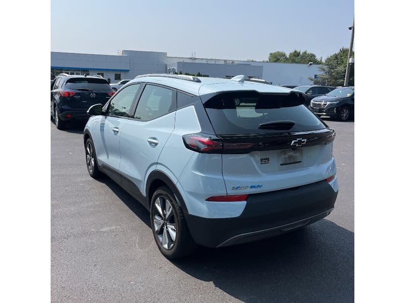 2022 Chevrolet Bolt EUV view 2