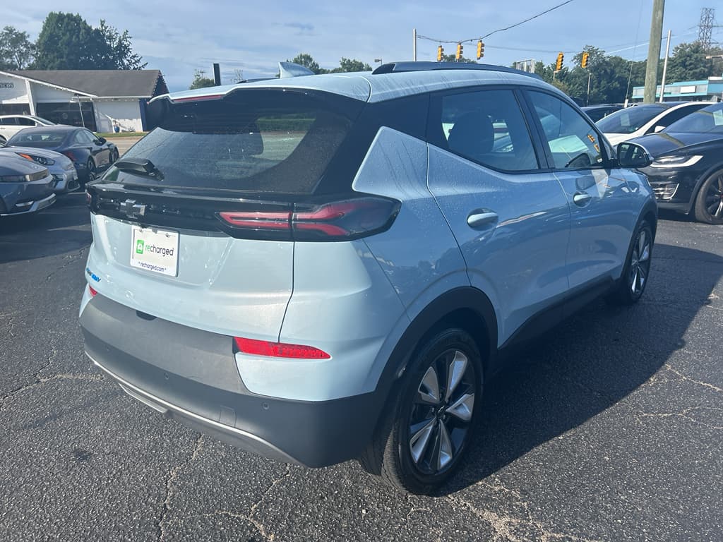 2022 Chevrolet Bolt EUV view 3