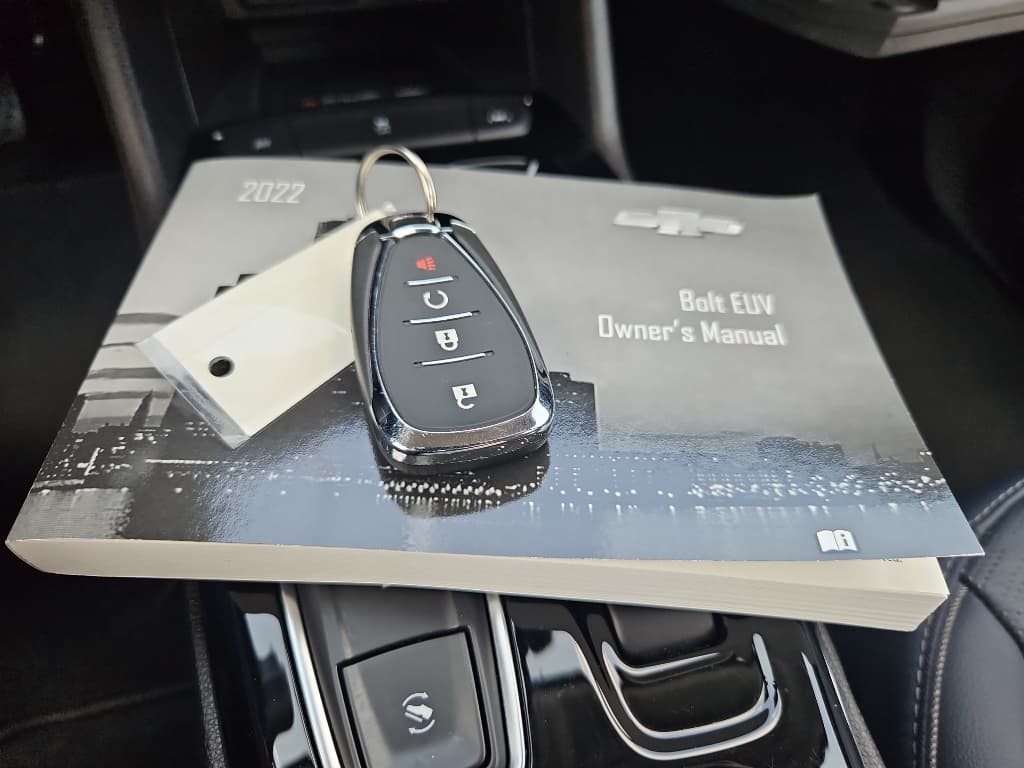2022 Chevrolet Bolt EUV view 18