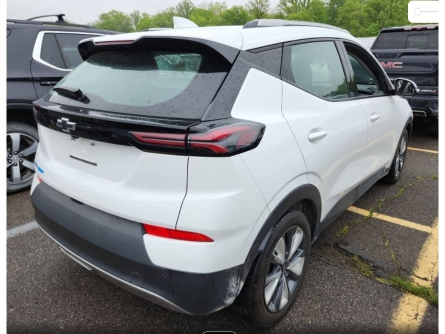 2022 Chevrolet Bolt EUV view 3