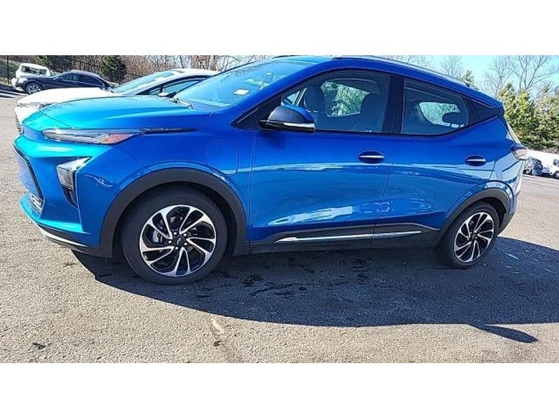 2023 Chevrolet Bolt EUV view 1