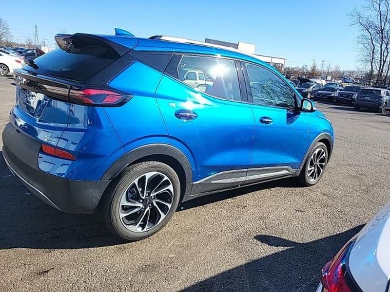 2023 Chevrolet Bolt EUV view 3