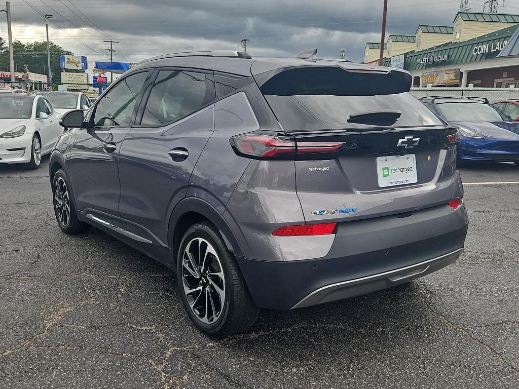 2022 Chevrolet Bolt EUV view 2