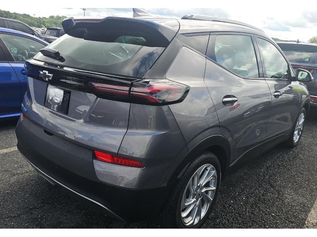 2023 Chevrolet Bolt EUV view 3