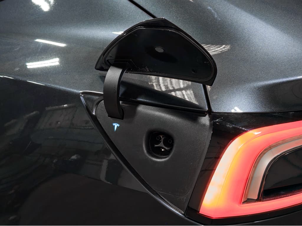 2025 Tesla Model 3 view 5