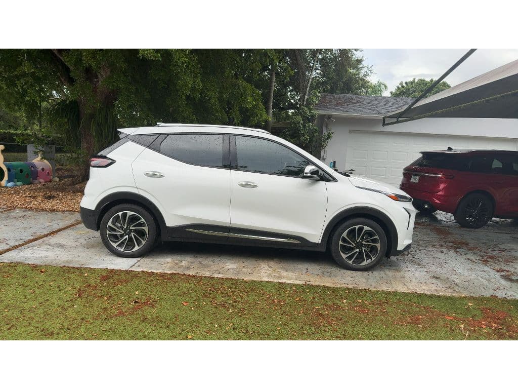 2022 Chevrolet Bolt EUV view 3