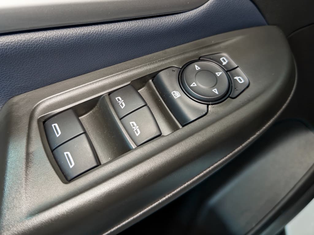 2022 Chevrolet Bolt EUV view 8