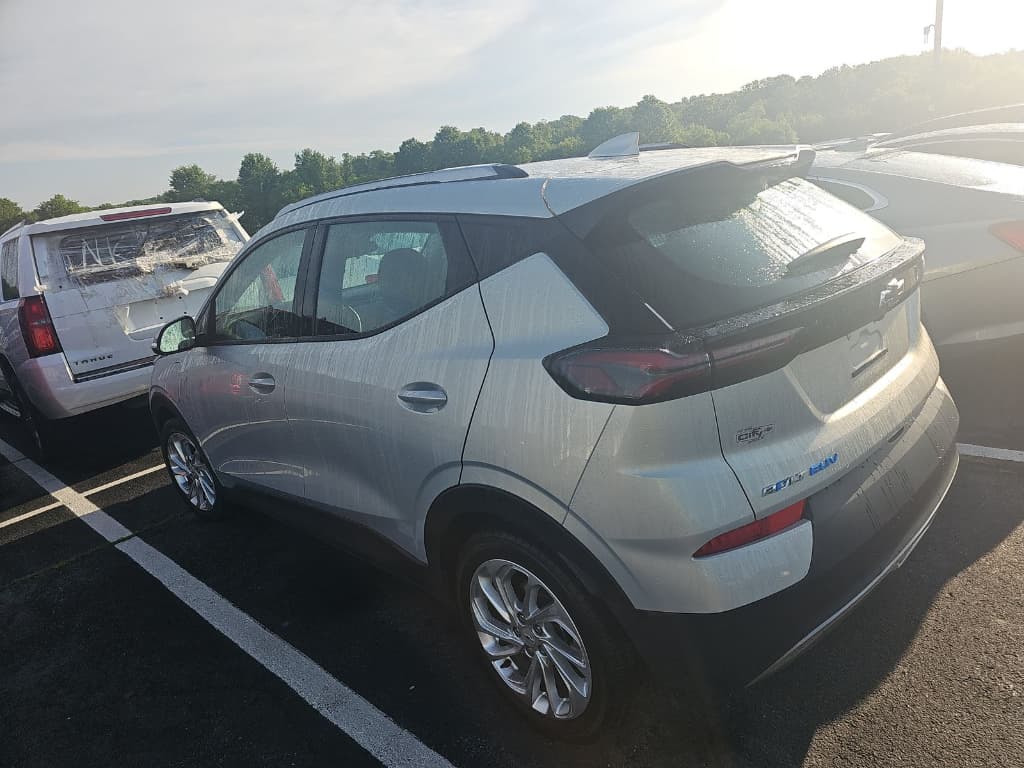 2023 Chevrolet Bolt EUV view 3