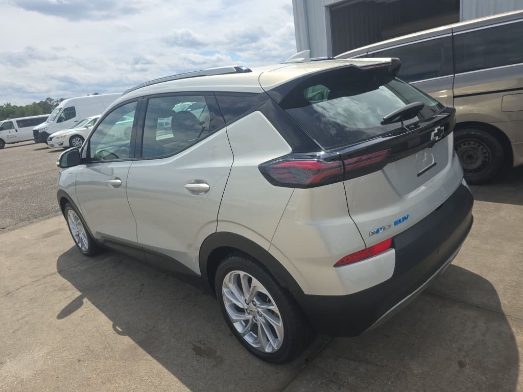 2023 Chevrolet Bolt EUV view 4